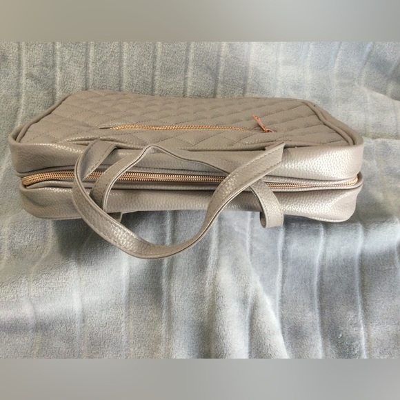 Ms Lovely Quilted PU Leather Toiletry Bag Light Gray with Rose Gold Hard… - Picture 3 of 8